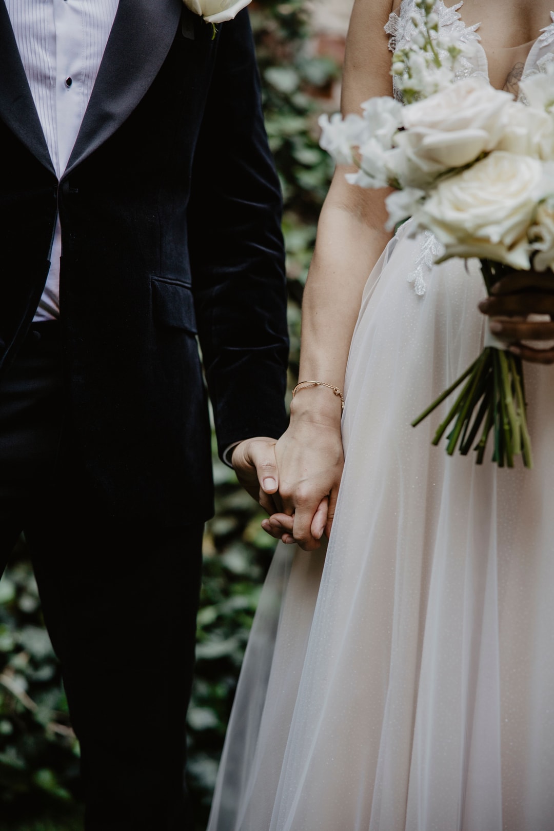 Bukiet ślubny z białych i kremowych kwiatów