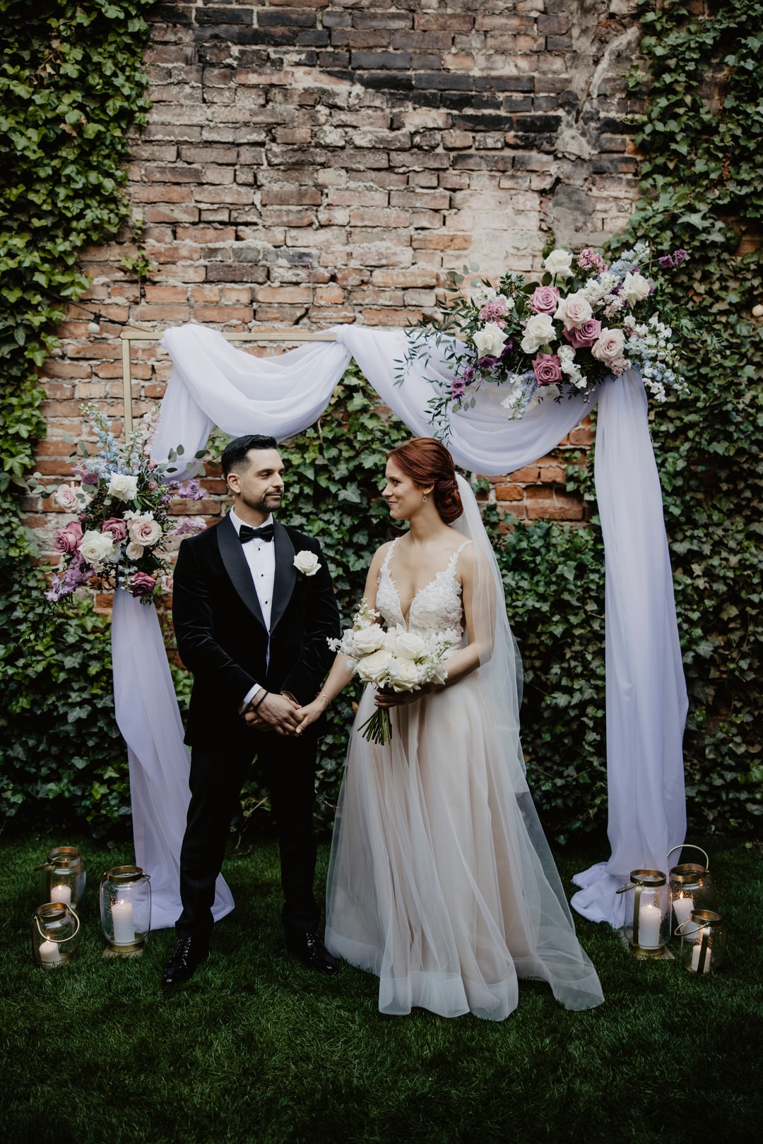 Para Młoda na tle ścianki ślubnej