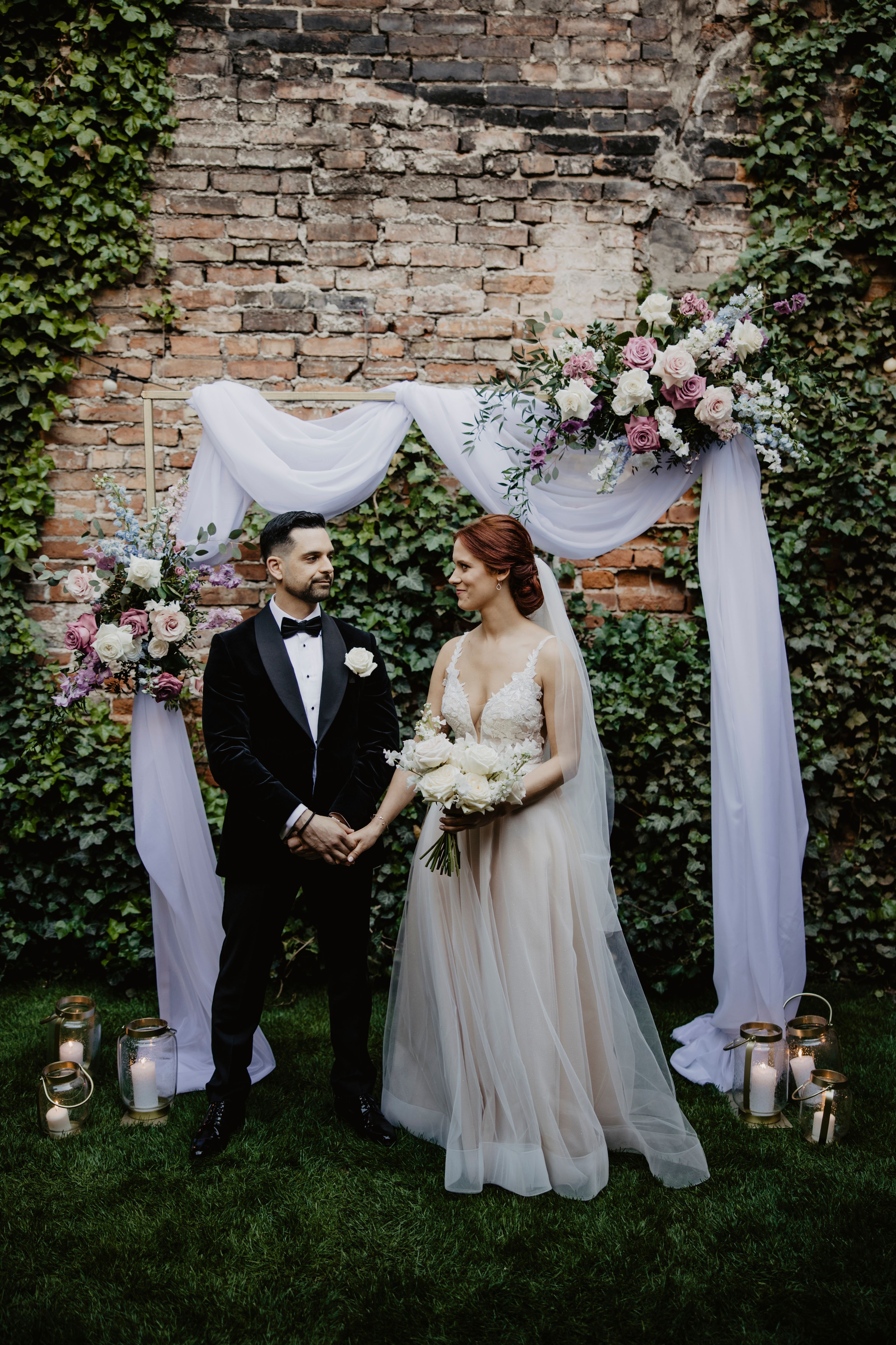 Para Młoda na tle ścianki ślubnej