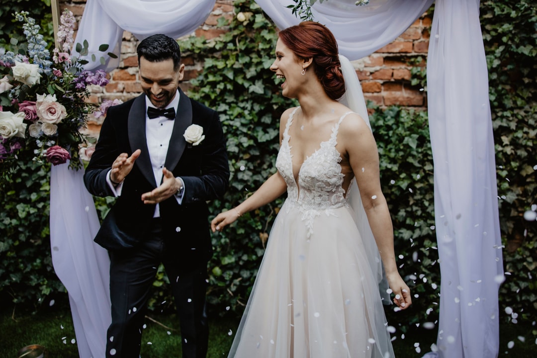 Kwiatowe konfetti rozsypane podczas ceremonii