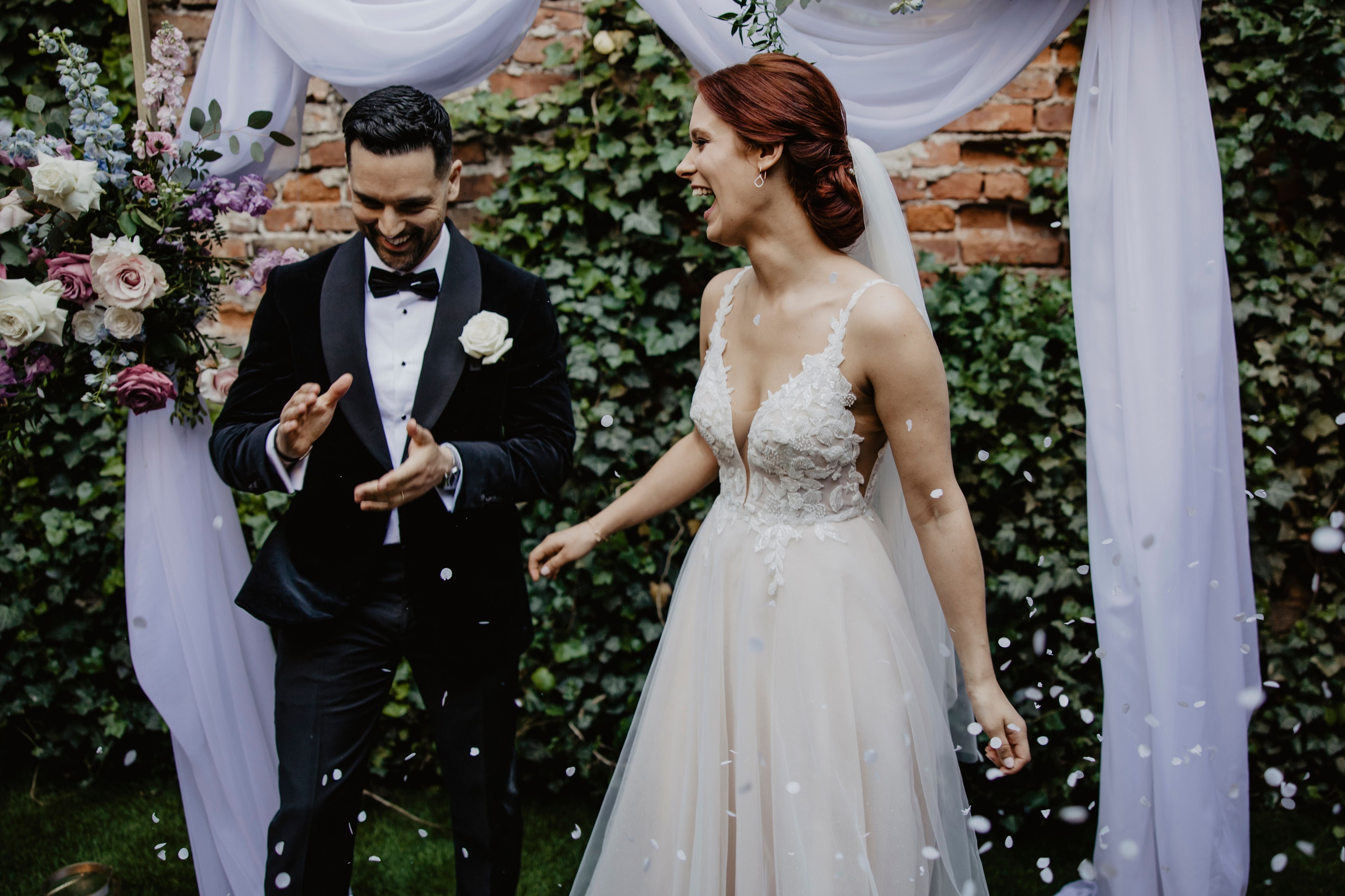 Kwiatowe konfetti rozsypane podczas ceremonii