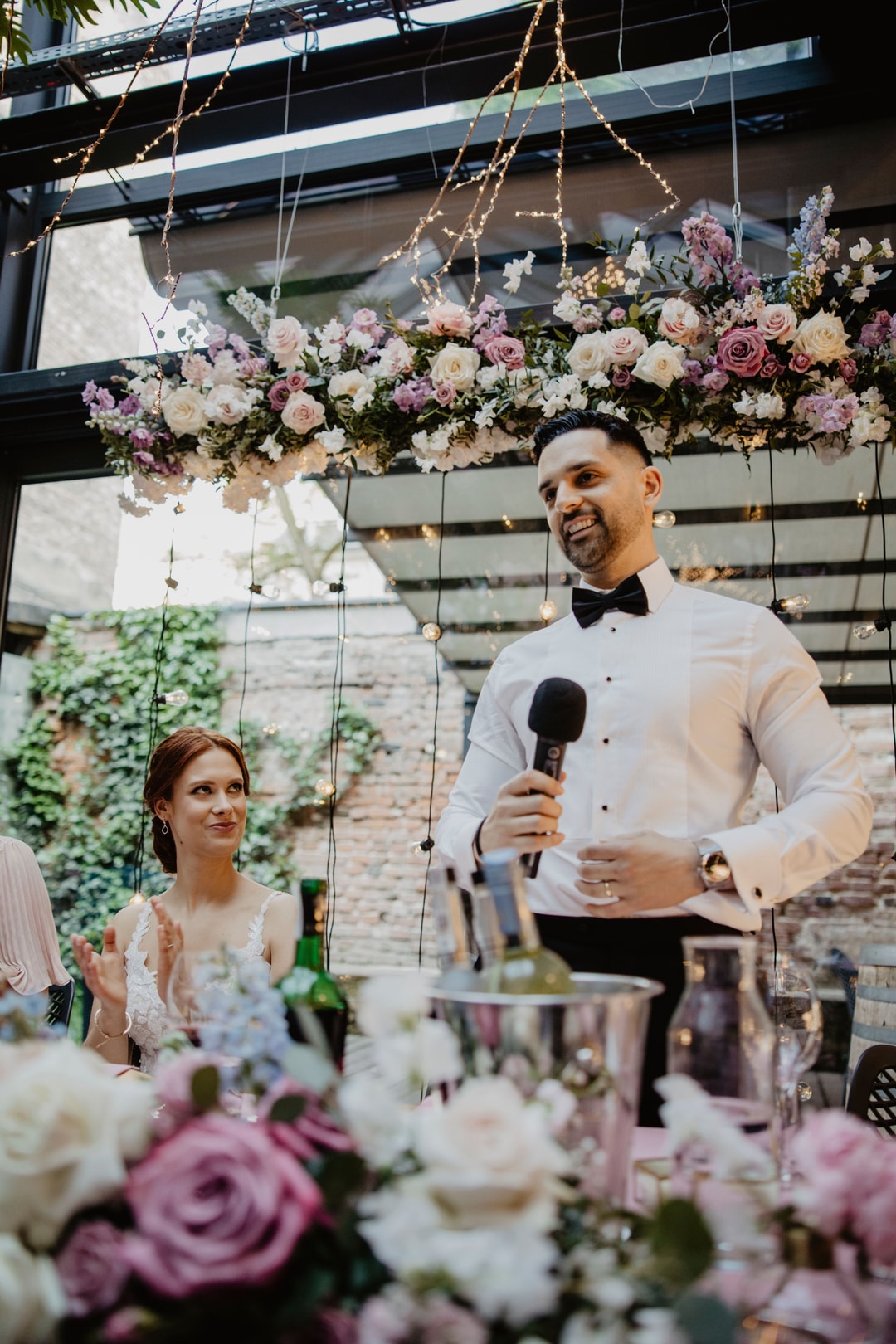 Para Młoda na tle ścianki weselnej