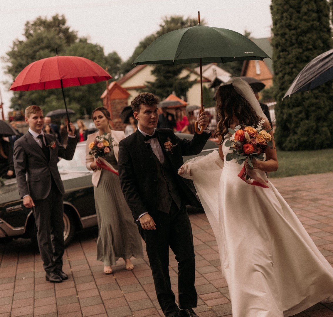 Bukiet ślubny idealnie dopasowany kolorystycznie do kolorów przewodnich wesela