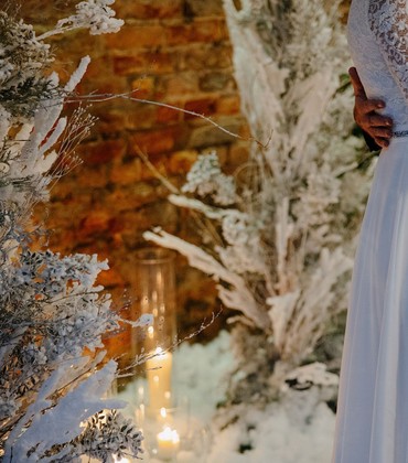 Zimowa sceneria ceremonii ślubnej