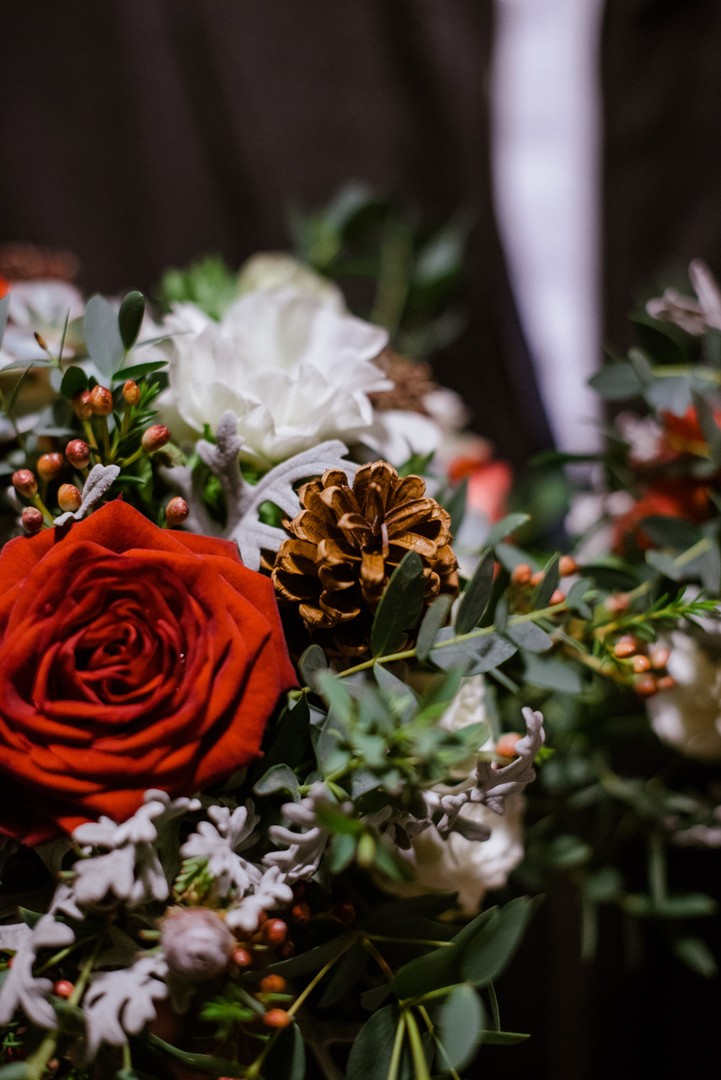 Zimowy bukiet ślubny z różami