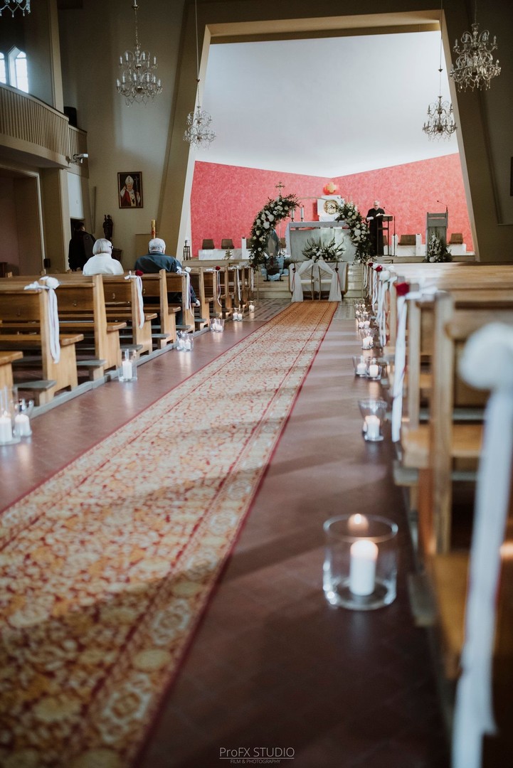 Dekoracja ławek na ślub kościelny